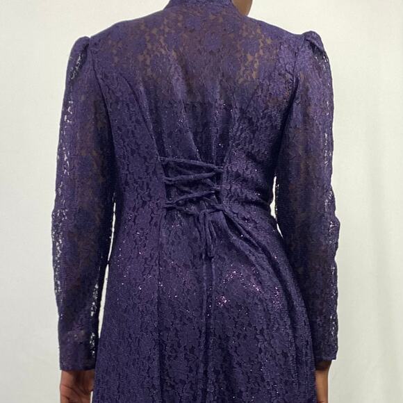 🥀 Vintage Purple Floral Lace High Neck Button Front Long Overlay Midi Dress Sz M - Picture 4 of 8